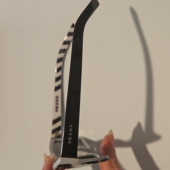 NWT Authentic Prada sunglasses with case and 2 cleaning cloth - Picture 6 of 9